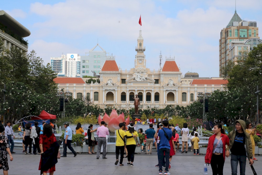 Nguyen Hue Walking Street is located right in the center of District 1 with a length of more than 670m